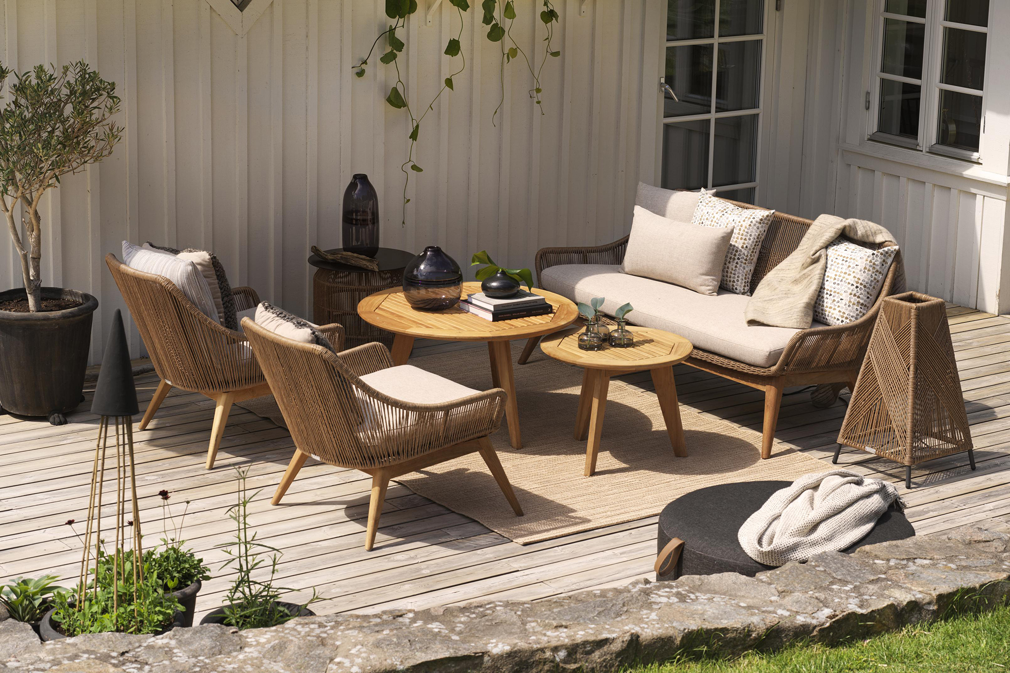 Hassel-serien, Kastos sidebord, Pamir sidebord, Midway lampeskjerm, Kotte krakk & Averio teppe fra Brafab