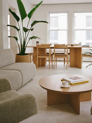 Loungehjørne med sofa og lenestoler på et kontor
