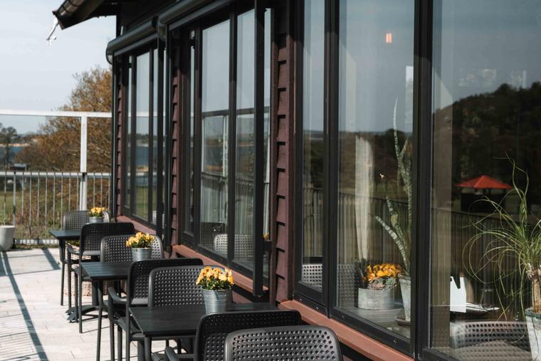 Hovås Golfkrog - Uteserveringen med bord och stolar