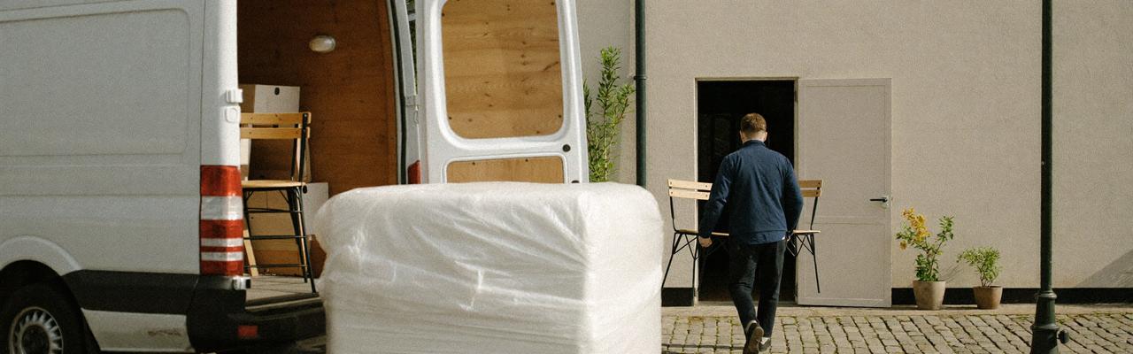 Kalusteita toimitetaan pakettiautolla ravintolaan