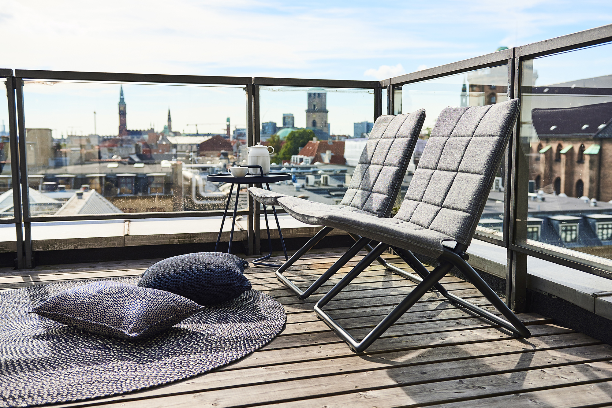 Traveller lounge sammenleggbar stol fra Cane-line

Traveller Lounge Folding stol er fra Cane-line og holder samme høye kvalitet som Cane-line har blitt kjent for. Denne komfortable solsengen passer like godt på en takterrasse som på verandaen i morgensolen for å drikke dagens første kopp kaffe. Solsengen er designet av Foersom & Hiort-Lorenzen MDD.