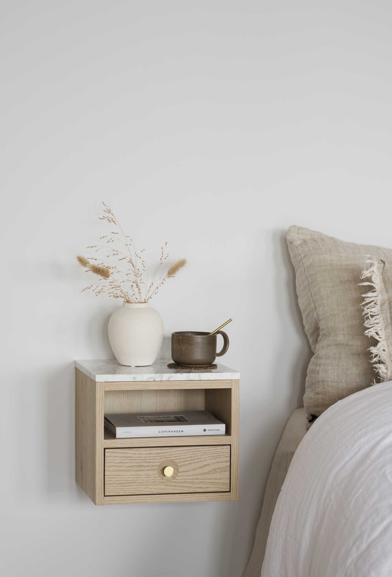 Whitmore seinäkaappi/yöpöytä