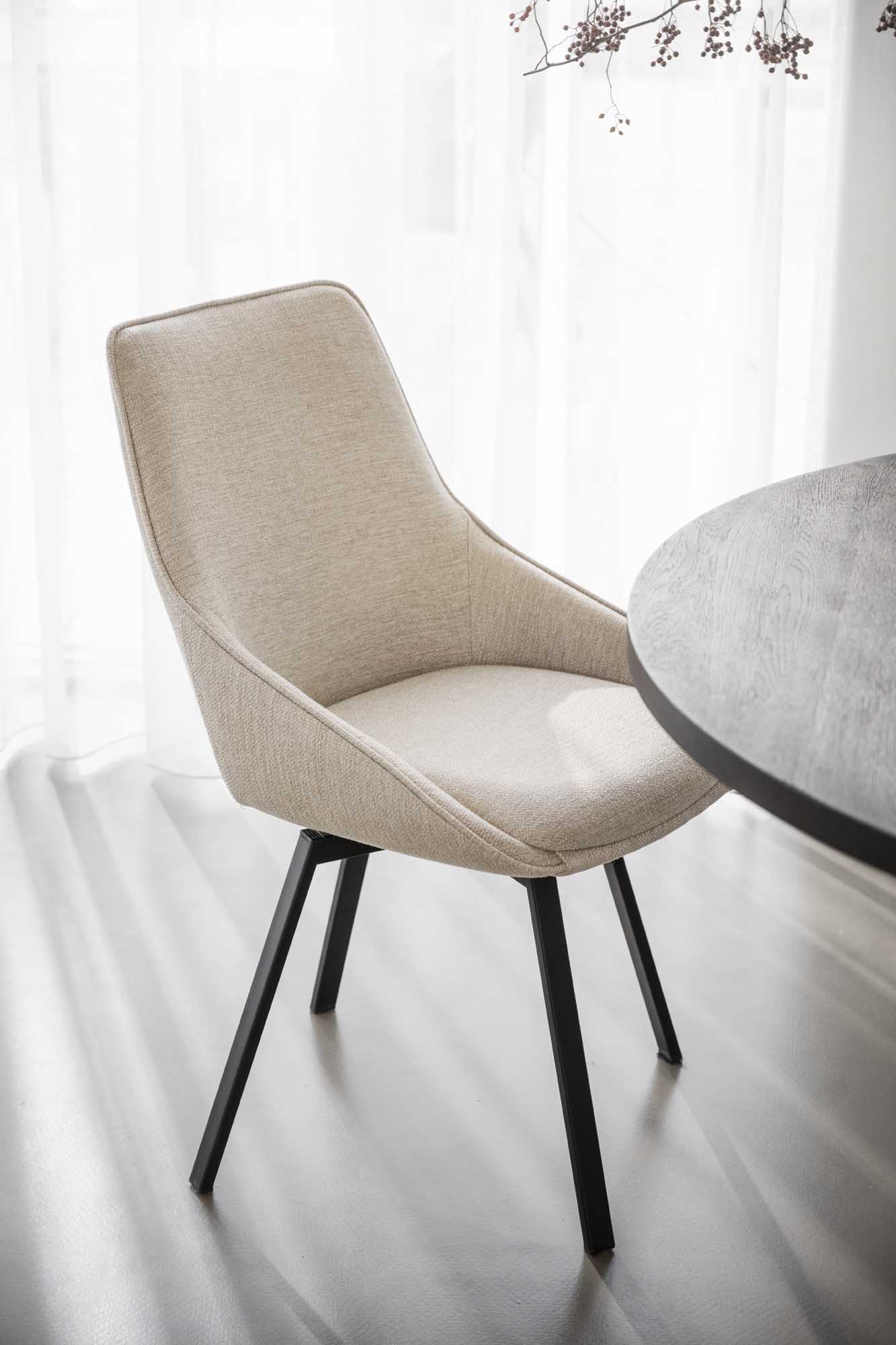 Köp Maddock matbord - Brun ek/svart 135 cm från Rowico Home - Bra Möbler