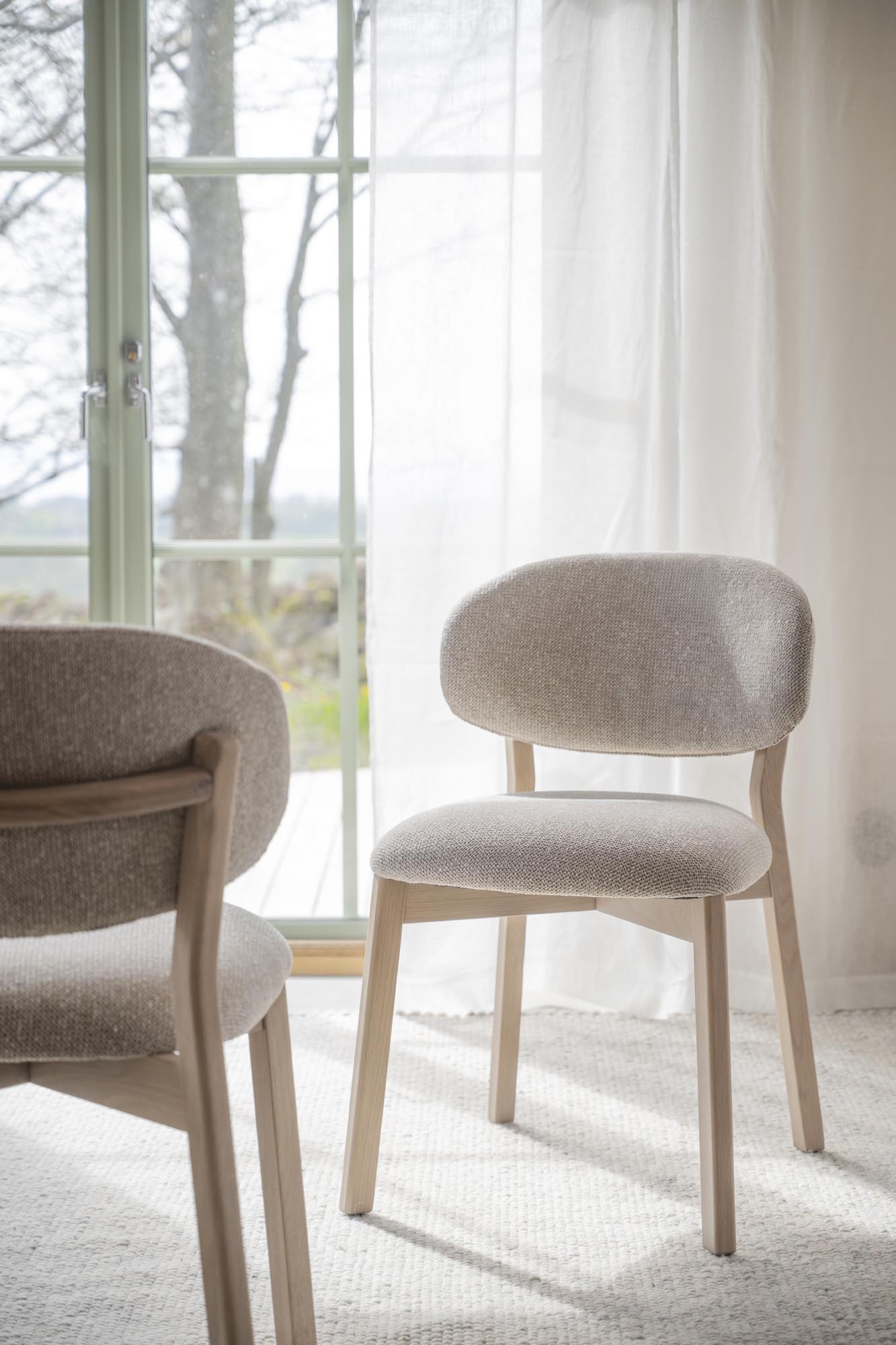 Köp Patterson matstol - Beige/vitpigmenterad från Rowico Home - Bra Möbler