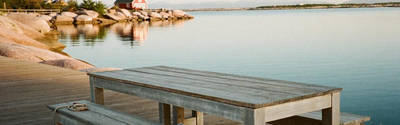 Säänkuluttama tiikkiryhmä laiturilla Göteborgin saaristossa