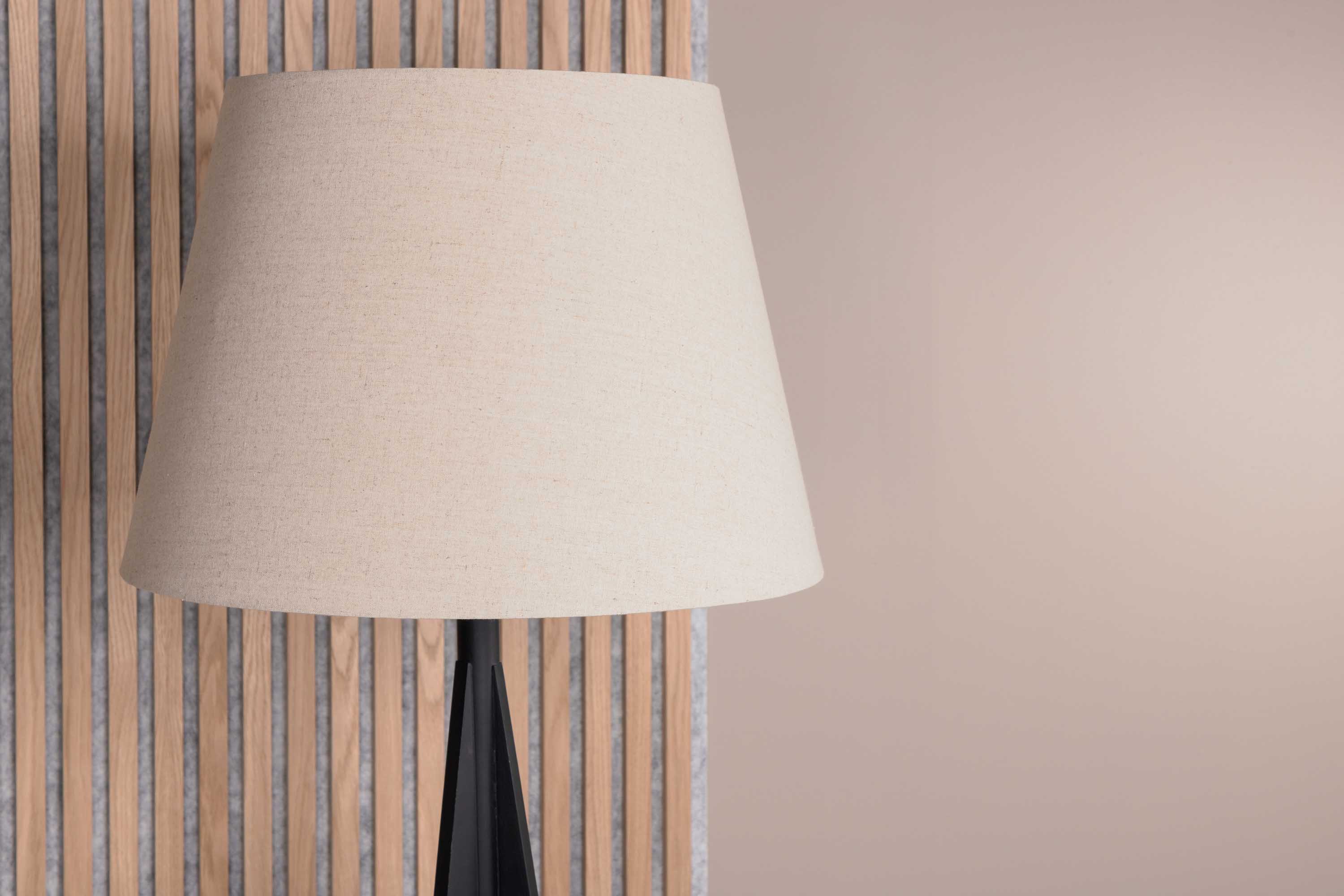 Kona golvlampa