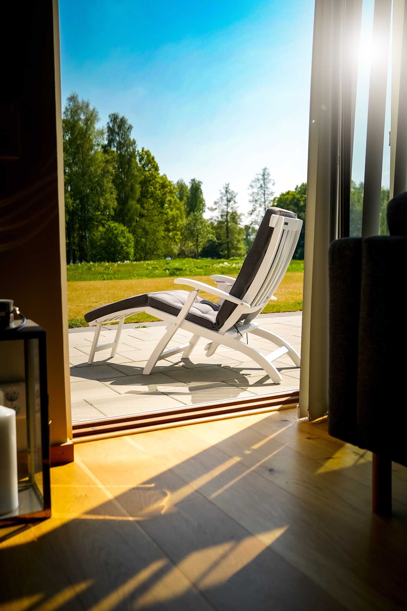 Lobby däckstol Vit inkl. bricka & regnskydd