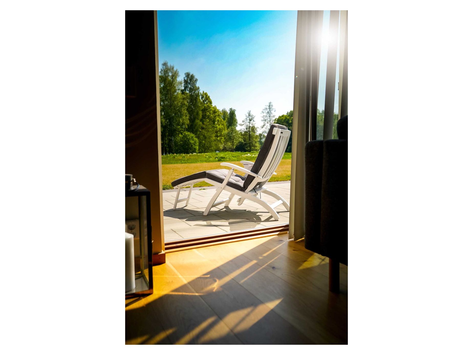 Lobby däckstol Vit inkl. bricka & regnskydd