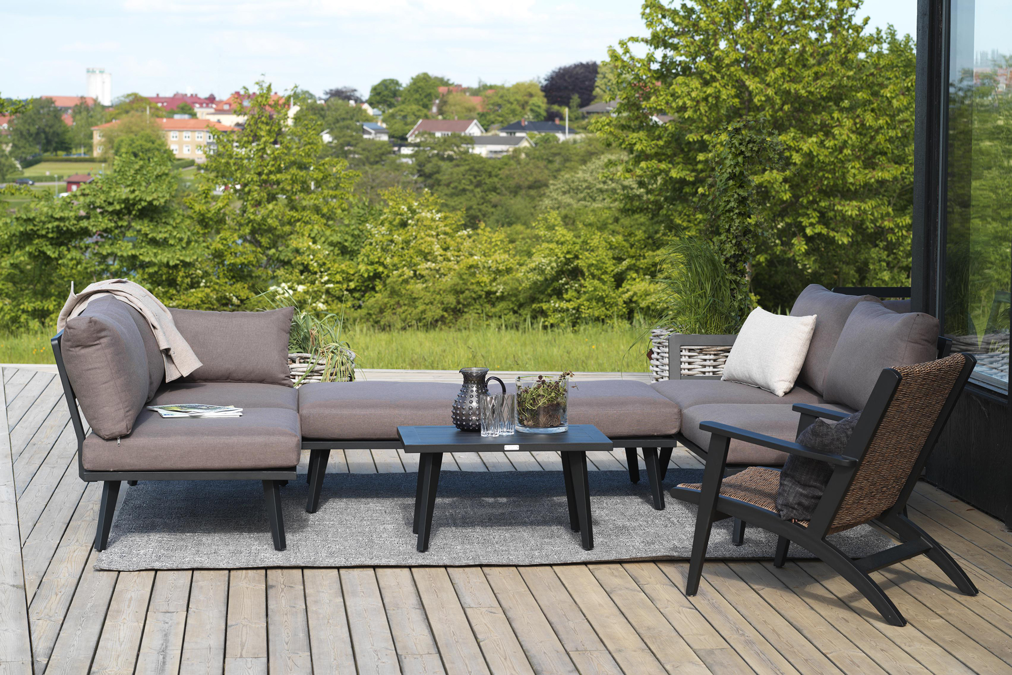 Villac lounge sofa i svart med brune puter som er ny for 2022