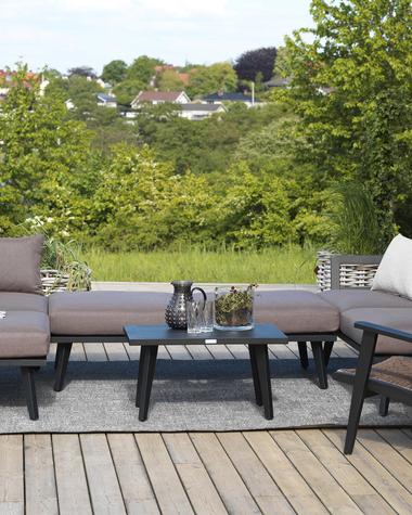 Villac lounge sofa i svart med brune puter som er ny for 2022