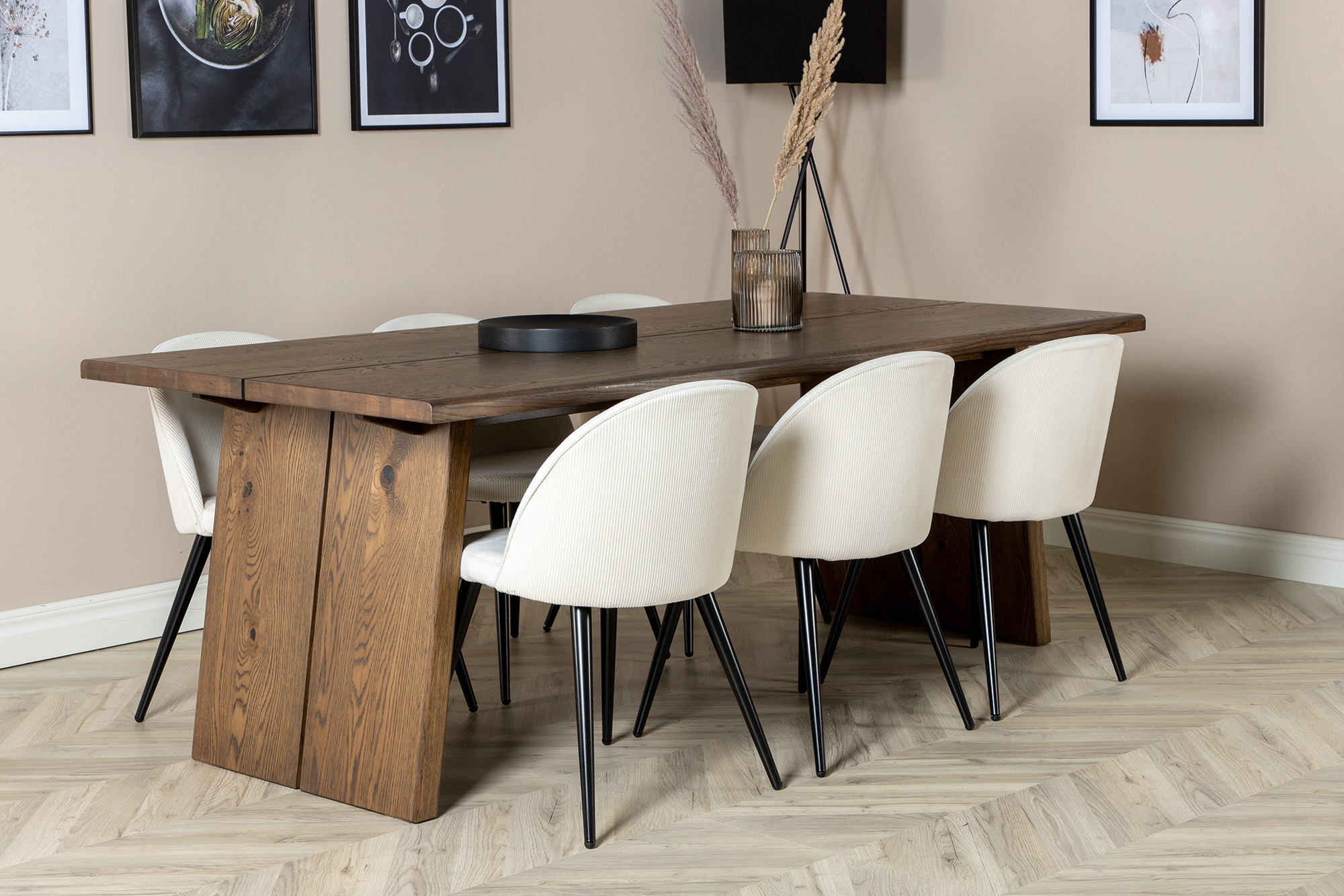Logger spisebord sammen med Velvet spisestuestolene fra Venture Design