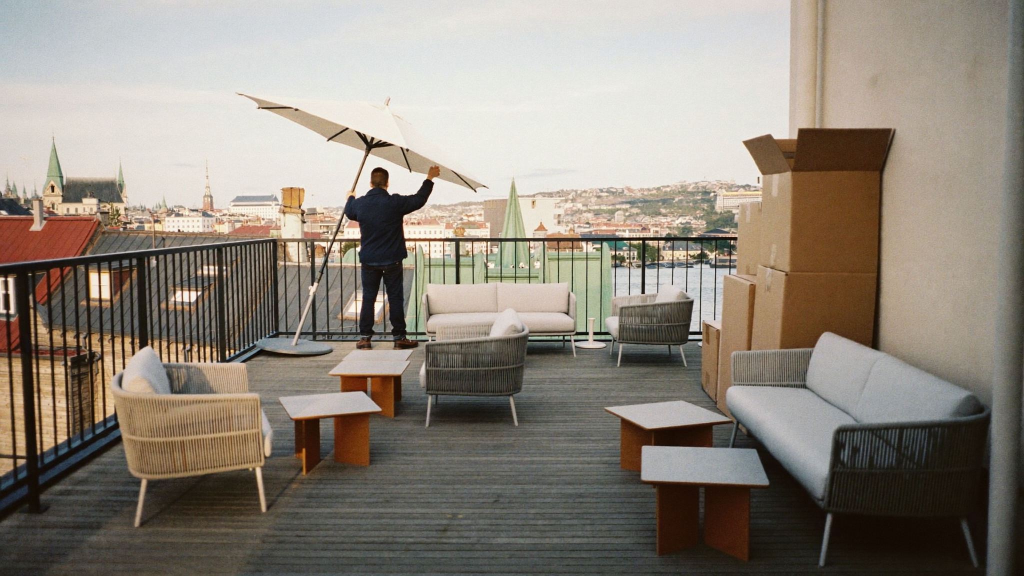 Takterrasse på et hotell som møbleres før sesongen