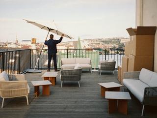 Takterrasse på et hotell som møbleres før sesongen