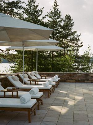 Solsenger og parasoller ved bassenget på et hotell