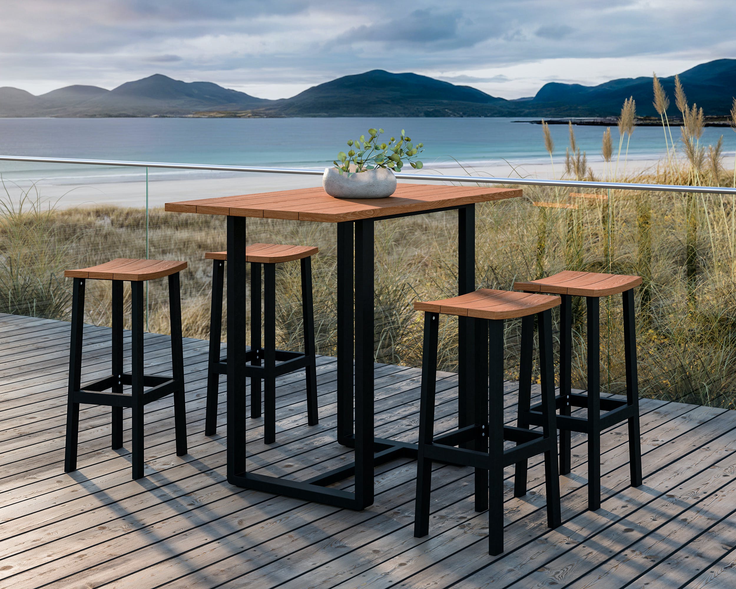 Barbord och barstolar i teak och aluminium på en altan vid havet