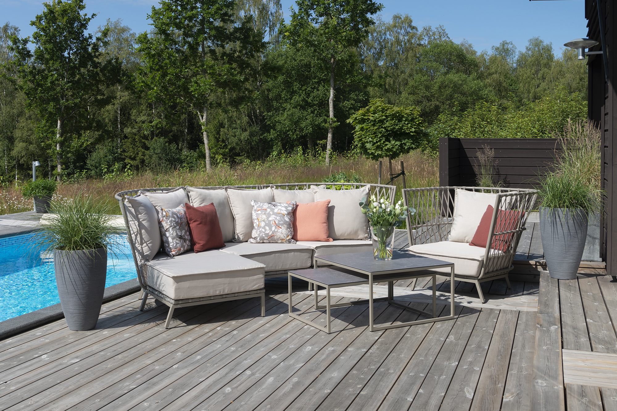 Jet set lounge sofa med divan og Jet set lounge lenestol, begge i fargen beige fra Hillerstorp